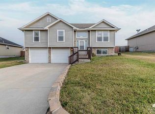 2322 Bridle Trl, Junction City, KS 66441