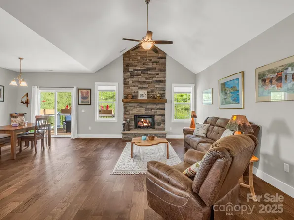 231 Leyland Cir, Hendersonville, NC 28792