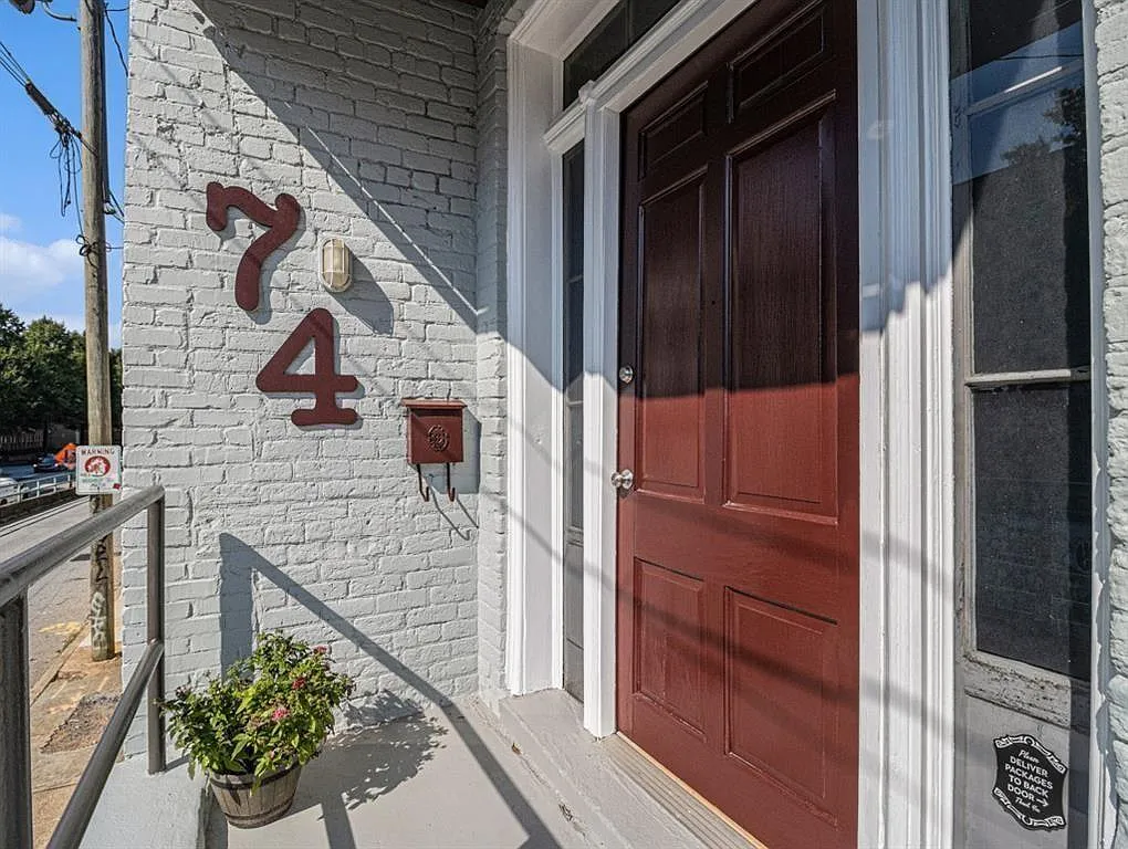 3 bed, 2.0 bath, 2510 sqft, $3,250 — Photo 2