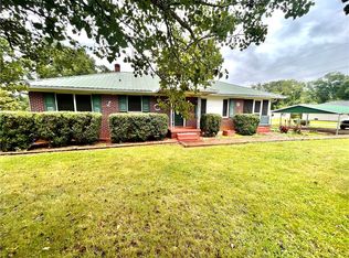 1021 S Walnut St, Seneca, SC 29678