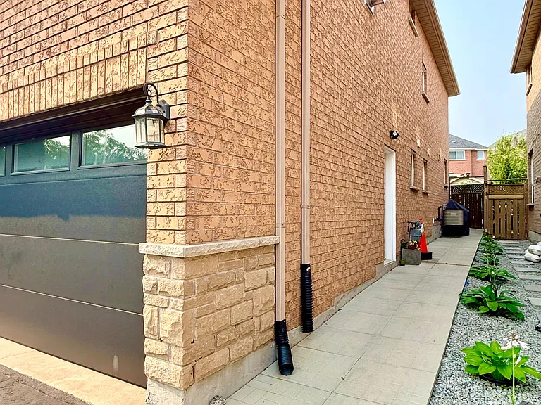34 Linda Margaret Cres — Photo 2