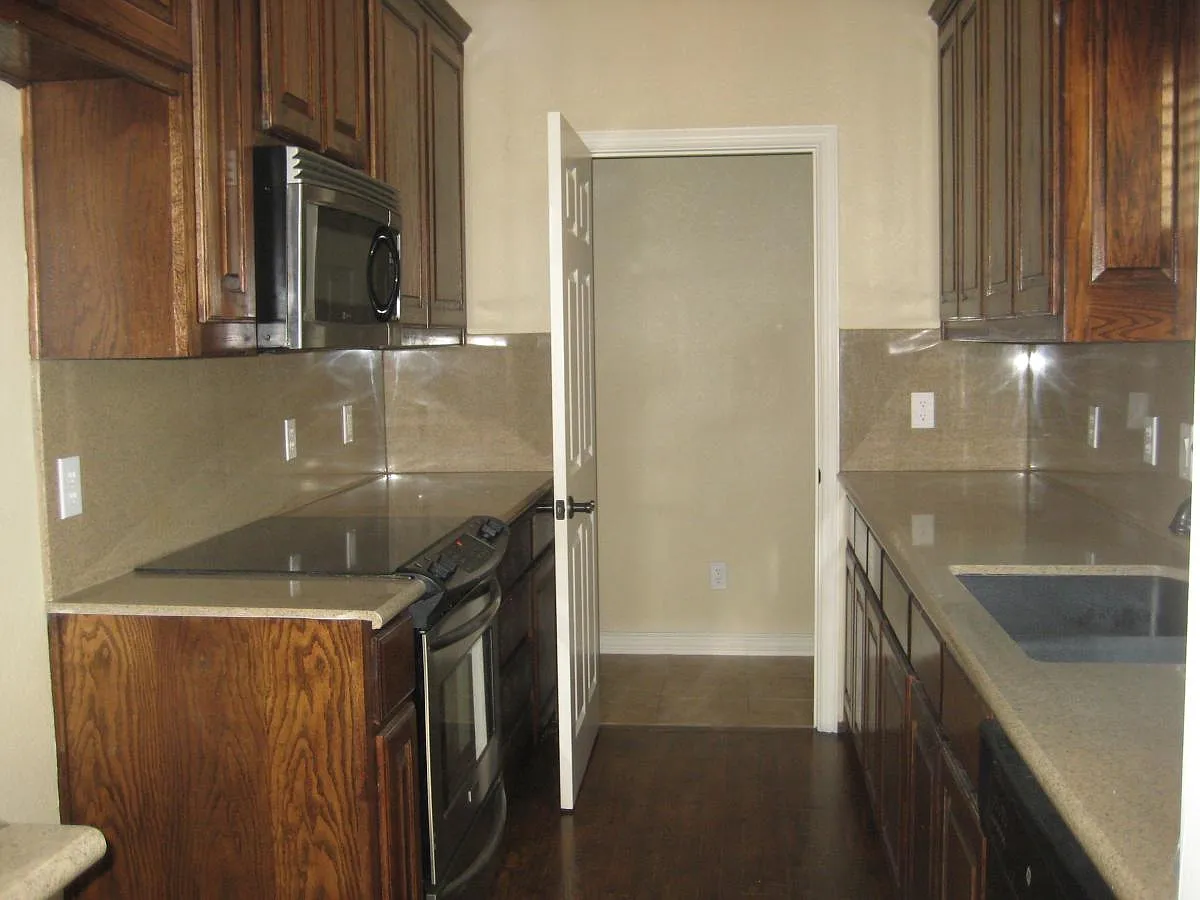 3 bed, 2566 sqft, $2,150 — Photo 3