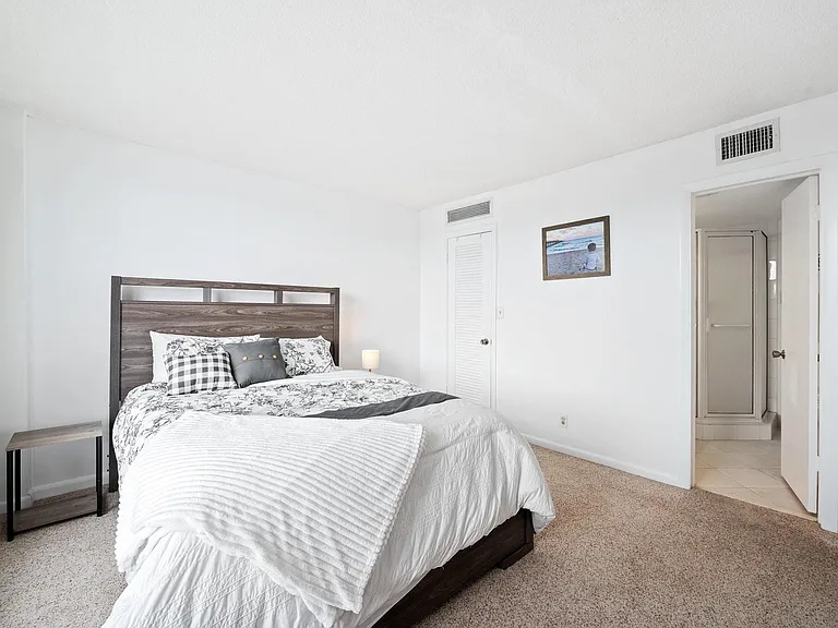 1050 Hillsboro Mile #203W — Photo 20