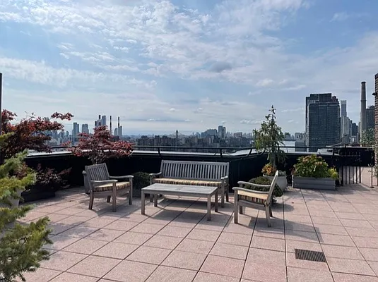 Sold by R New York | media 16