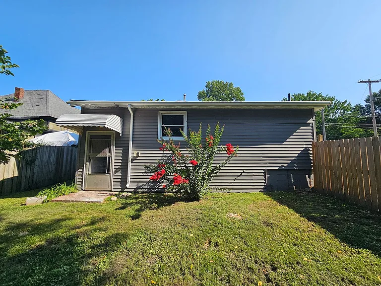 1038 E Division St — Photo 17