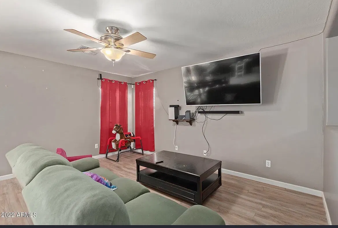 3 bed, 2.5 bath, 2002 sqft, $2,000 — Photo 3