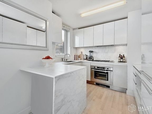 4th image of 322 W 57th St APT 29B