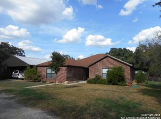 102 Live Oak Dr, Pleasanton, TX 78064