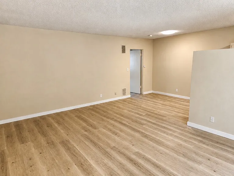 2119 N Beachwood Dr #4 — Photo 7