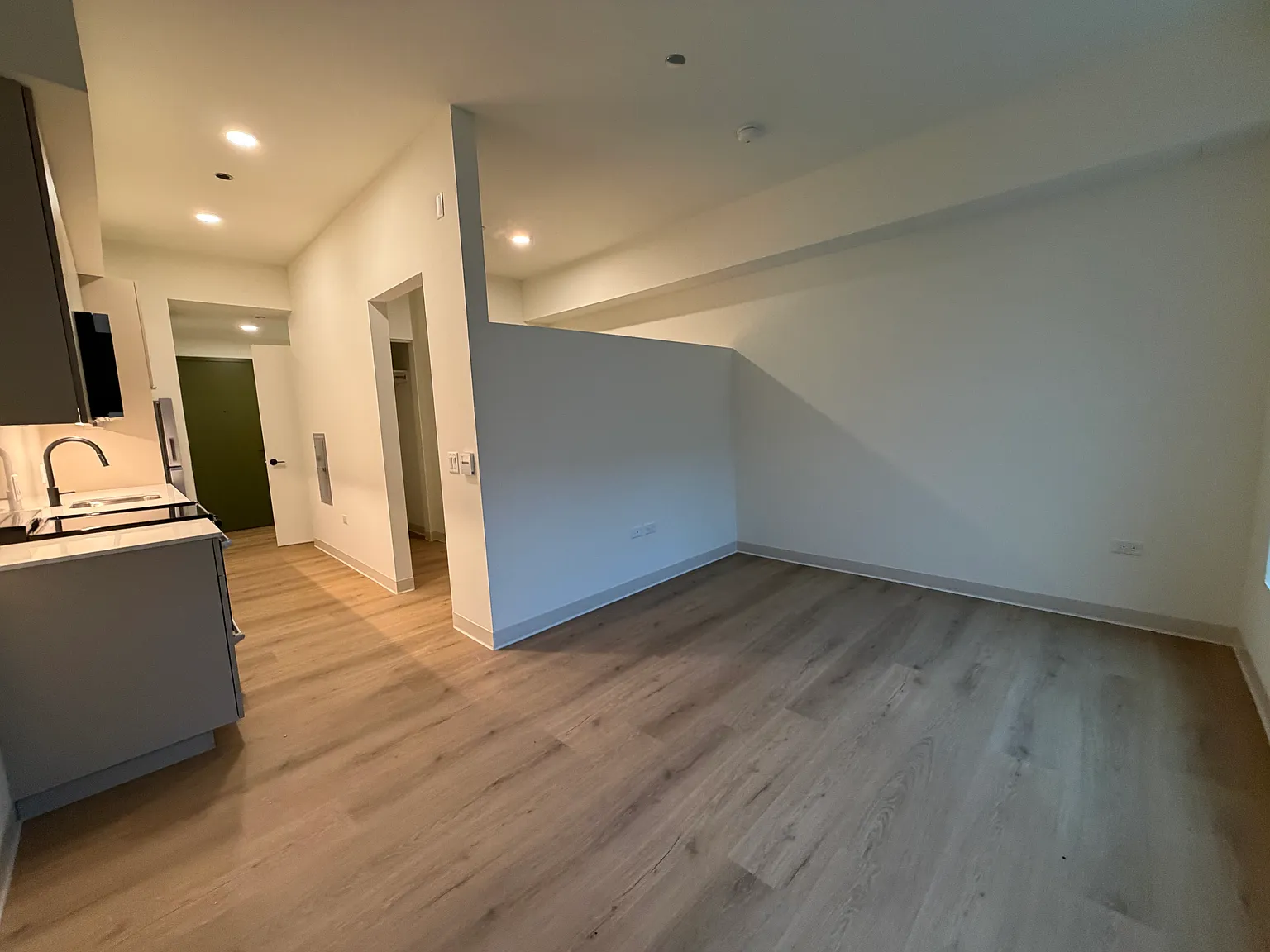 1 bed, $2,104 — Photo 3