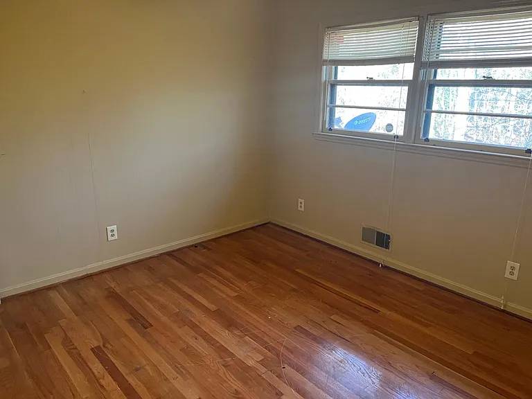 2589 N Expy — Photo 9