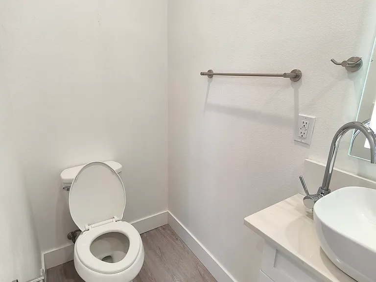 1410 W 37th Pl #B2 — Photo 22
