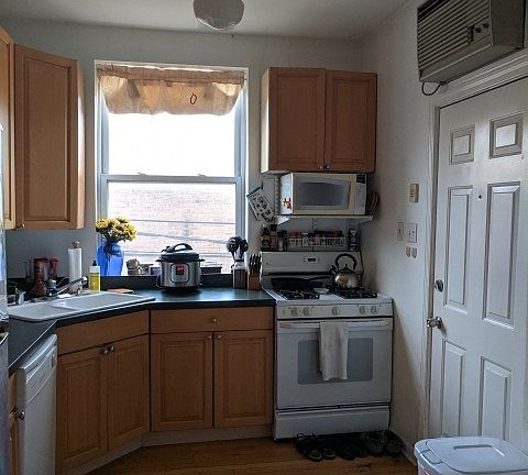 4th image of 845 W Belle Plaine Ave APT 1W