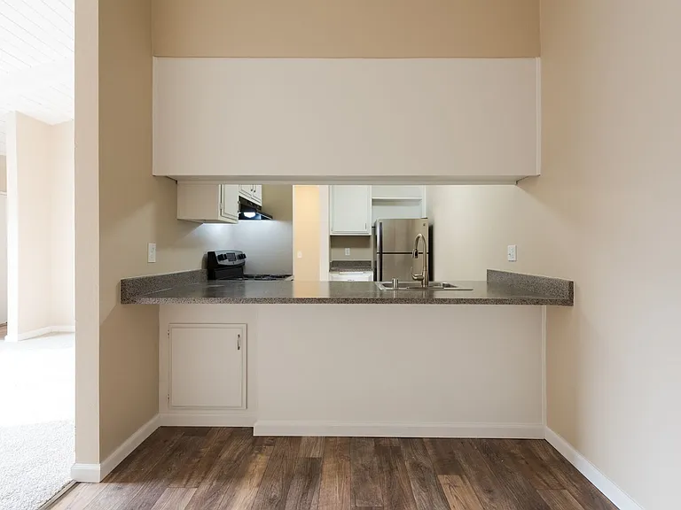 Country Club Apartments — Photo 9