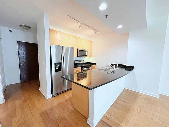 3rd image of 1250 S Michigan Ave Unit 600