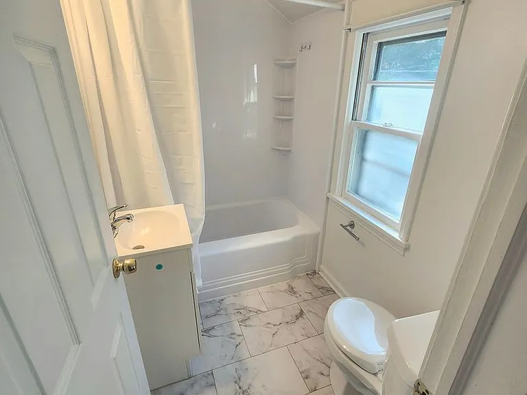 21 Glenmont Dr — Photo 5