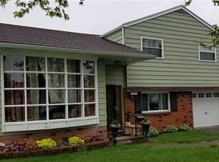 1947 Woodmont Dr, Bethlehem, PA 18018