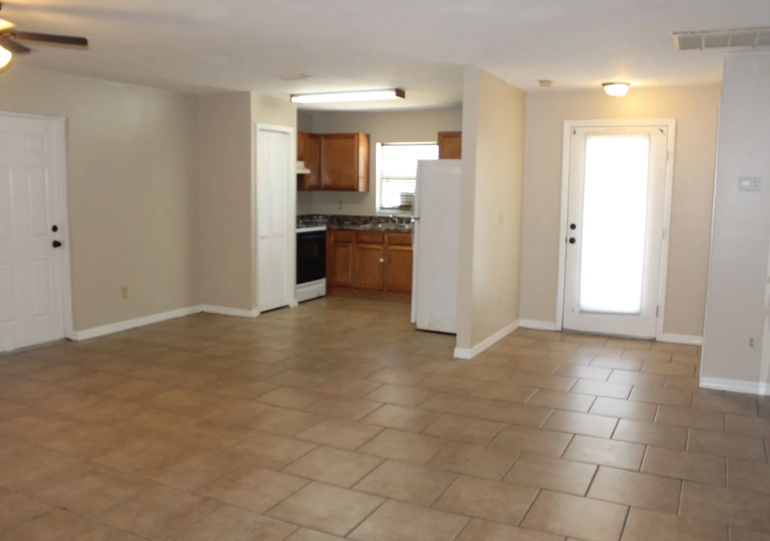 3 bedroom home with partial fenced yard — Photo 4