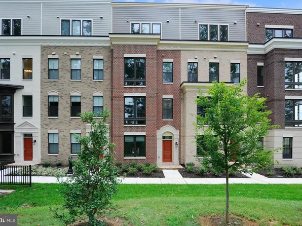 520 Harborview Dr, Oxon Hill, MD 20745