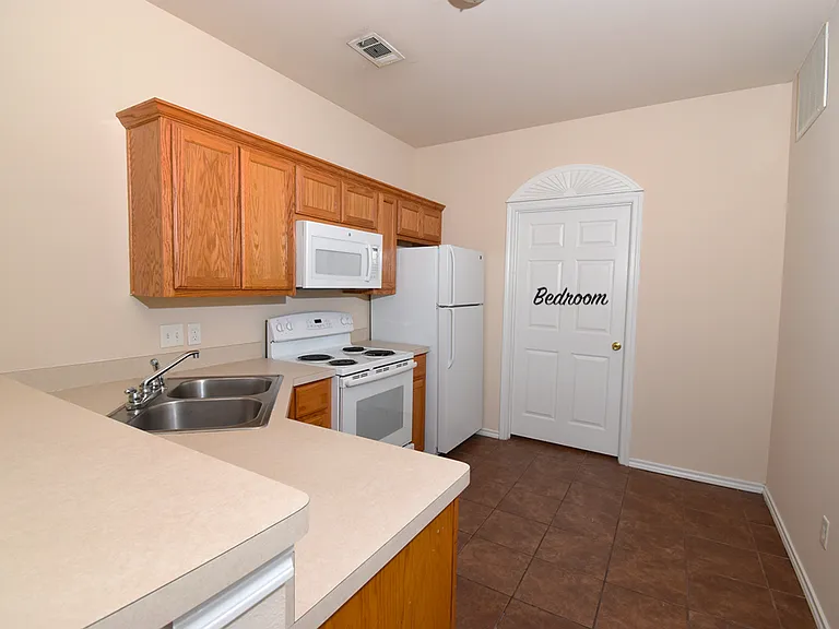 2411 Bryan St — Photo 10