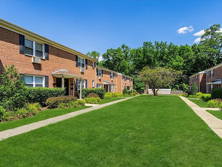 Sherwood Court Apartments — Photo 18