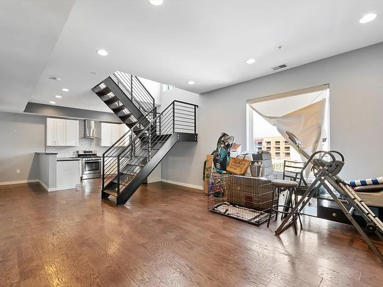 227 W Thompson St #D — Photo 16