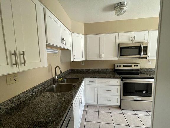 3rd image of 944 S Valencia Unit 6
