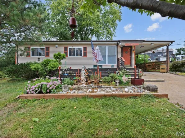 2245 Pecan Dr, Saint Louis, MO 63125