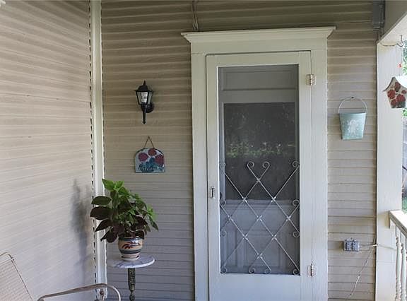 5th image of 410 Maple St