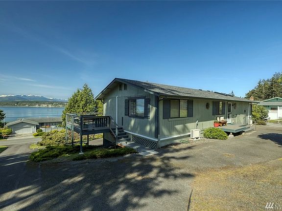 191 South Palmer offers single level living plus an unfinished basement and single car garage on the lower level. Easy parking at the back door which enters into the utility room.  