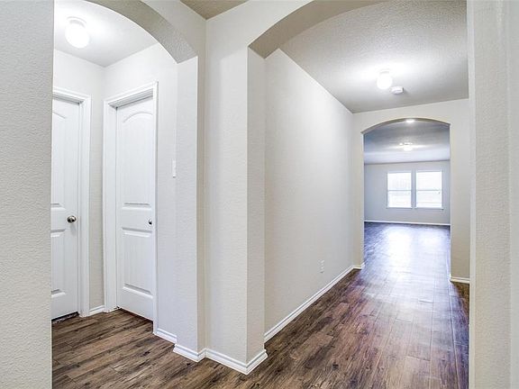 3rd image of 1502 Meadow Creek Dr