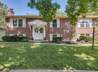 938 Queensbridge Rd, Ballwin, MO 63021