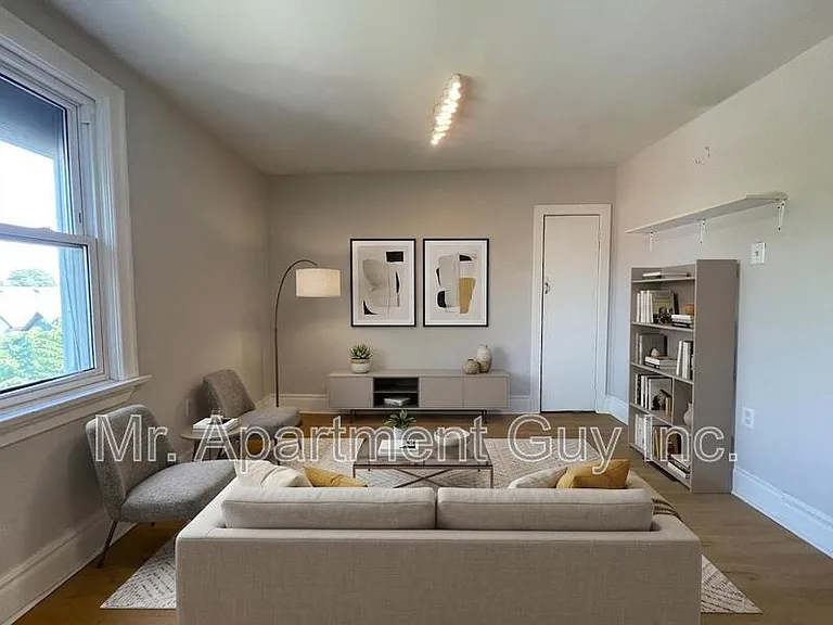 55 Barnesdale Ave N #UPPER — Photo 4