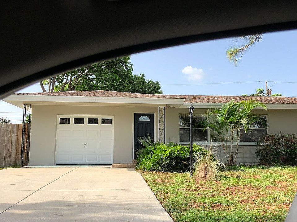 Front /Large driveway