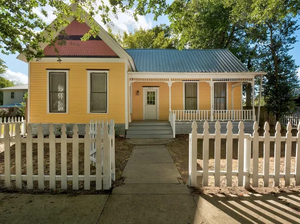 304 Olive St, Smithville, TX 78957