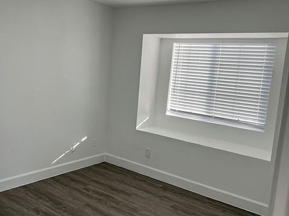 4th image of 553-555 E Flower St #555-8