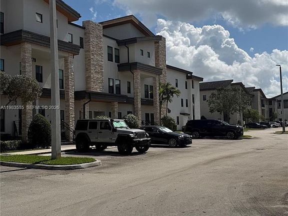 5th image of 10479 NW 82nd St Unit 10