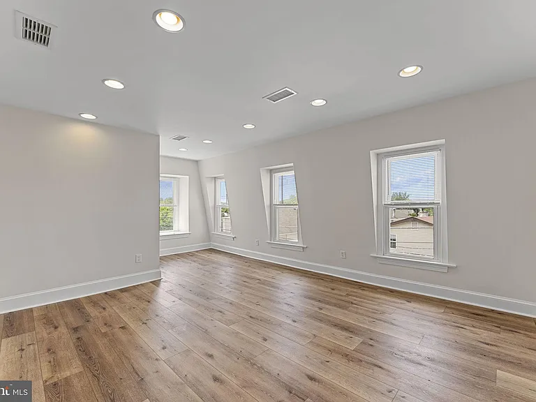 116 E King St — Photo 17
