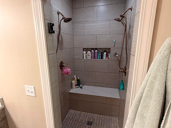 4th image of 28 Fieldstone Cir
