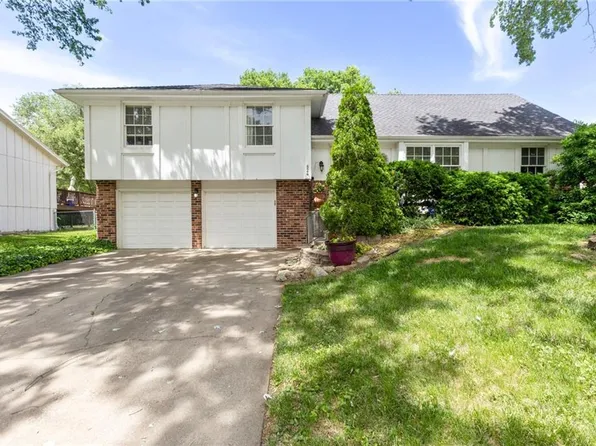 824 E Johnston St, Olathe, KS 66061