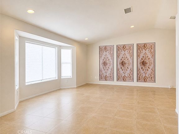 3rd image of 7619 Dumosa Ave