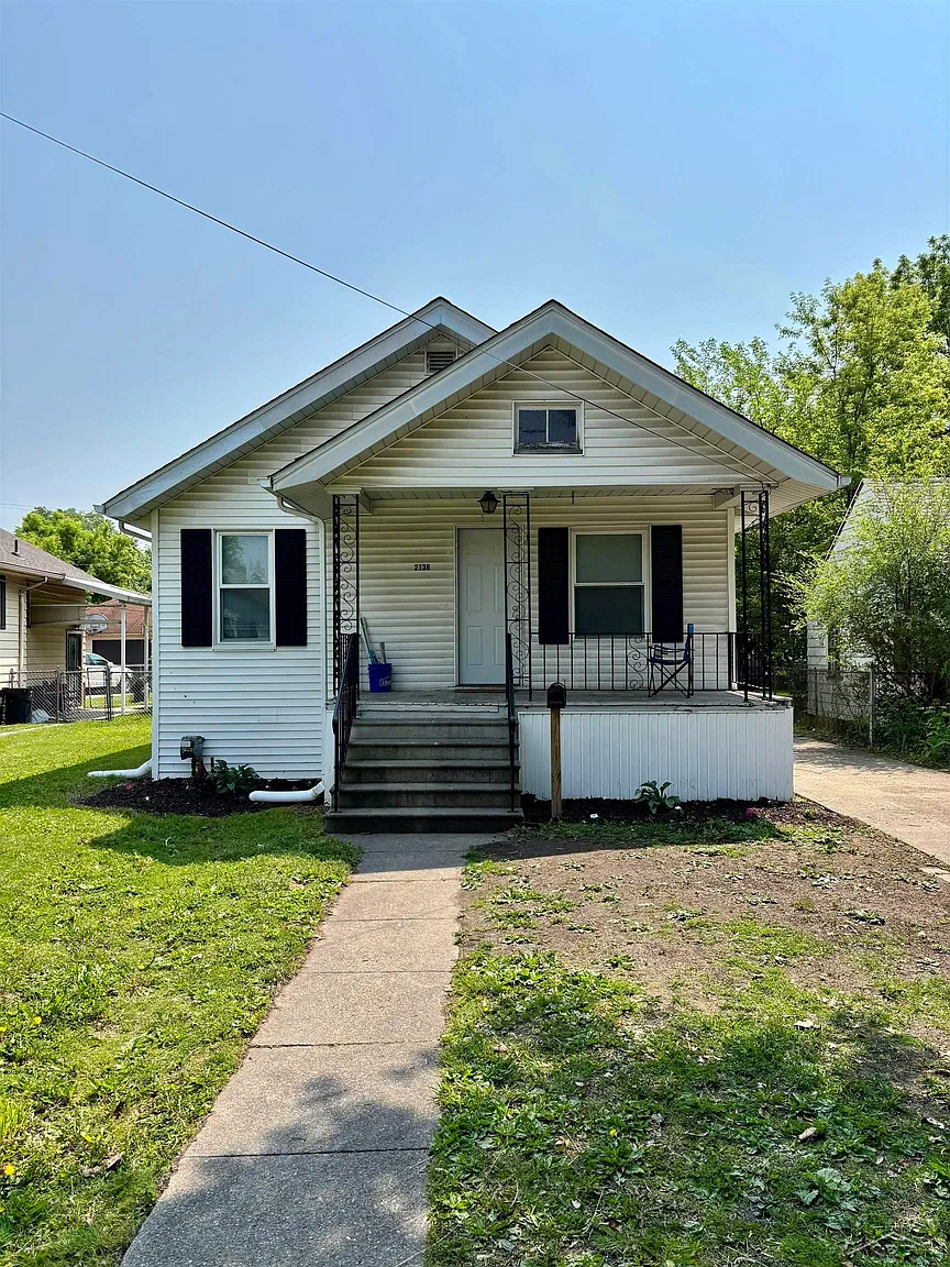 2138 N Clinton St photo 1
