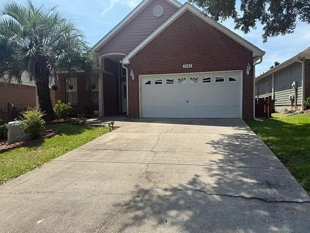 4 bed, 2.0 bath, 1957 sqft, $2,600 — Photo 2