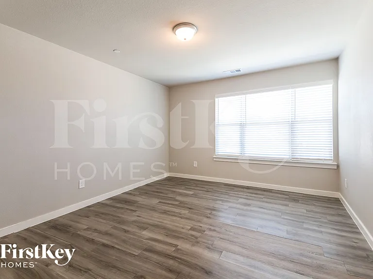 310 Niki Dr — Photo 15