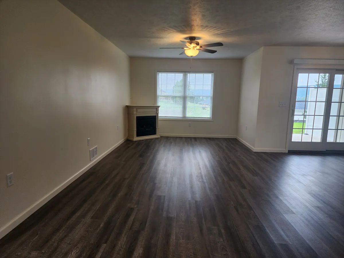 Building Photo - 109 Deer Ln #109