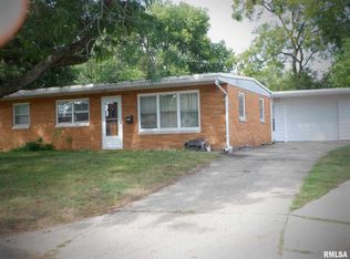7 Rose Ct, Pekin, IL 61554