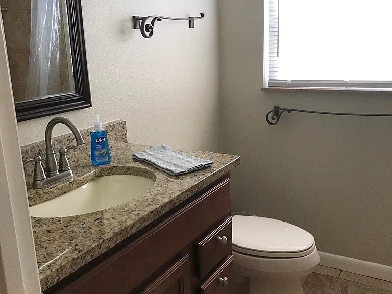 Guest bath with tub/shower