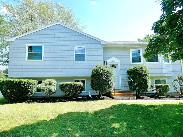 16 Meadow Dr, Middleton, MA 01949