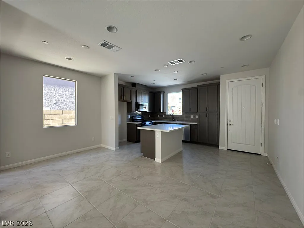 3 bed, 2.5 bath, 1433 sqft, $2,450 — Photo 4