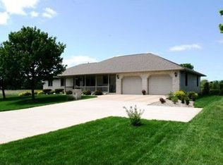 2811 Lakeview Dr, Suamico, WI 54173